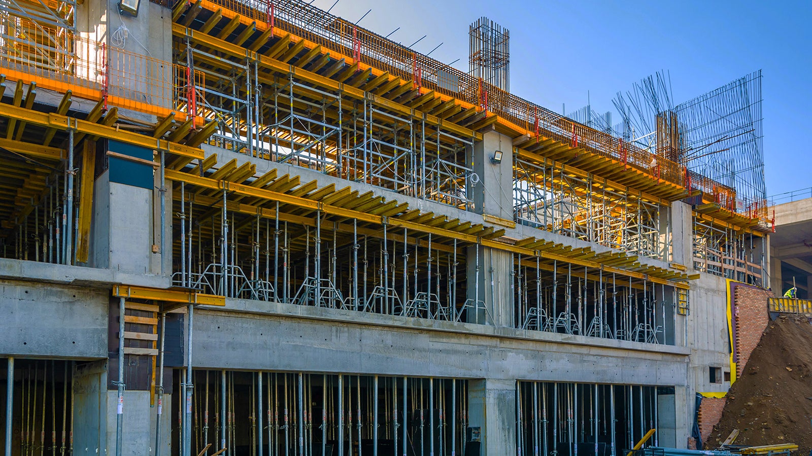 MULTIFLEX se prilagođava svakoj osnovi. Ekstenzija nosača ili promena pravca primarnih nosača obezbeđuje maksimalnu fleksibilnost.