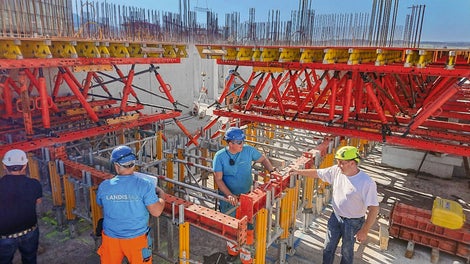 With the help of specially assembled framework-type tables comprised of parts from the VARIOKIT Engineering Construction Kit, it was always possible to realise the range of balcony cantilevers as well as accommodating the high loads from the parapet prefabricated elements in the same system. 