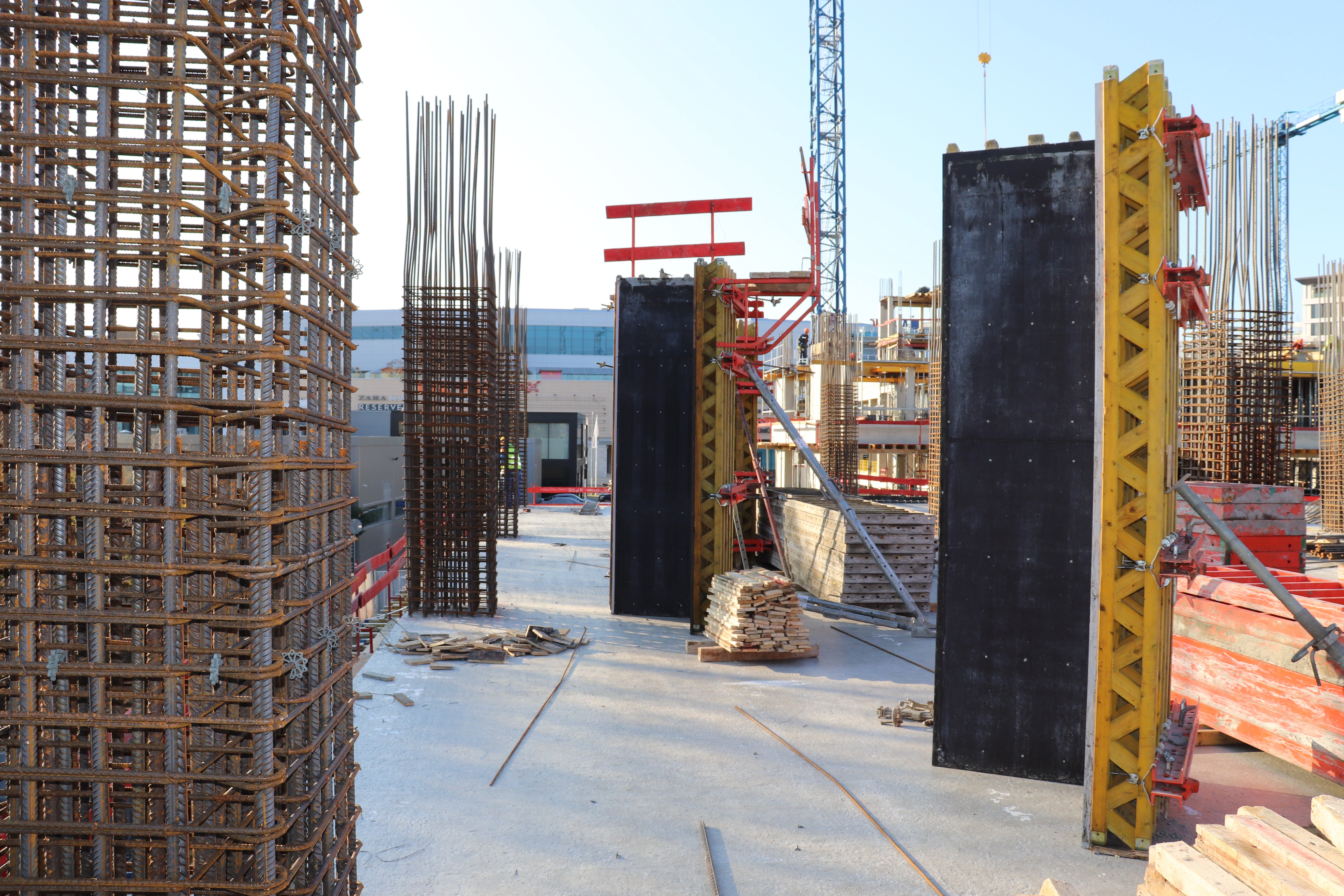 Както при повечето PERI системи, така и при VARIO, лицевата част е брезов PERI шперплат