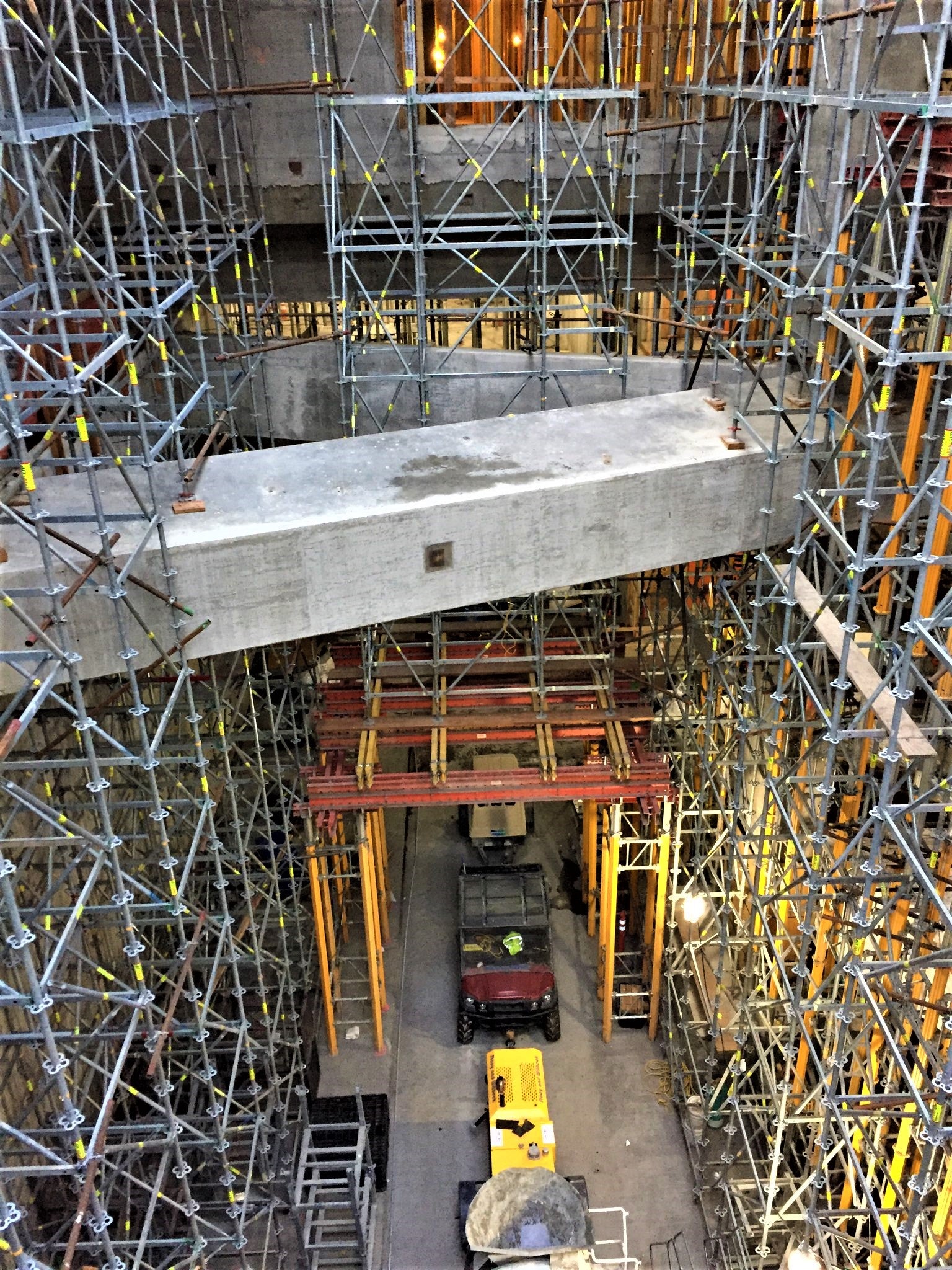 The modular shoring system PERI UP Flex makes it easy to work around obstructions such as this concrete beam.