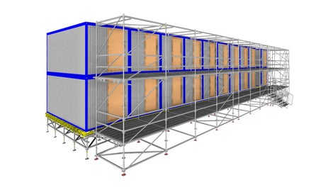 Подиум для сервисных зданий и временных модулей выполняет роль цоколя. Он не только создает ровную поверхность, но и позволяет скрыть временные коммуникации. Подиум состоит из секций 1.5 х 1.5 м. Общий размер подиума – 25 х 6 м. Также к данным сооружениям по всей длине главного фасада примыкает переходная галерея шириной 2 м с 2 лестницами на 1-ый и 2-ой этажи. Благодаря модульности конструкций из лесов PERI UP FLex и тому, что был заложен запас материала, в процессе монтажа клиент смог изменить и даже увеличить галерею, предварительно согласовав все изменения с инженерами PERI.