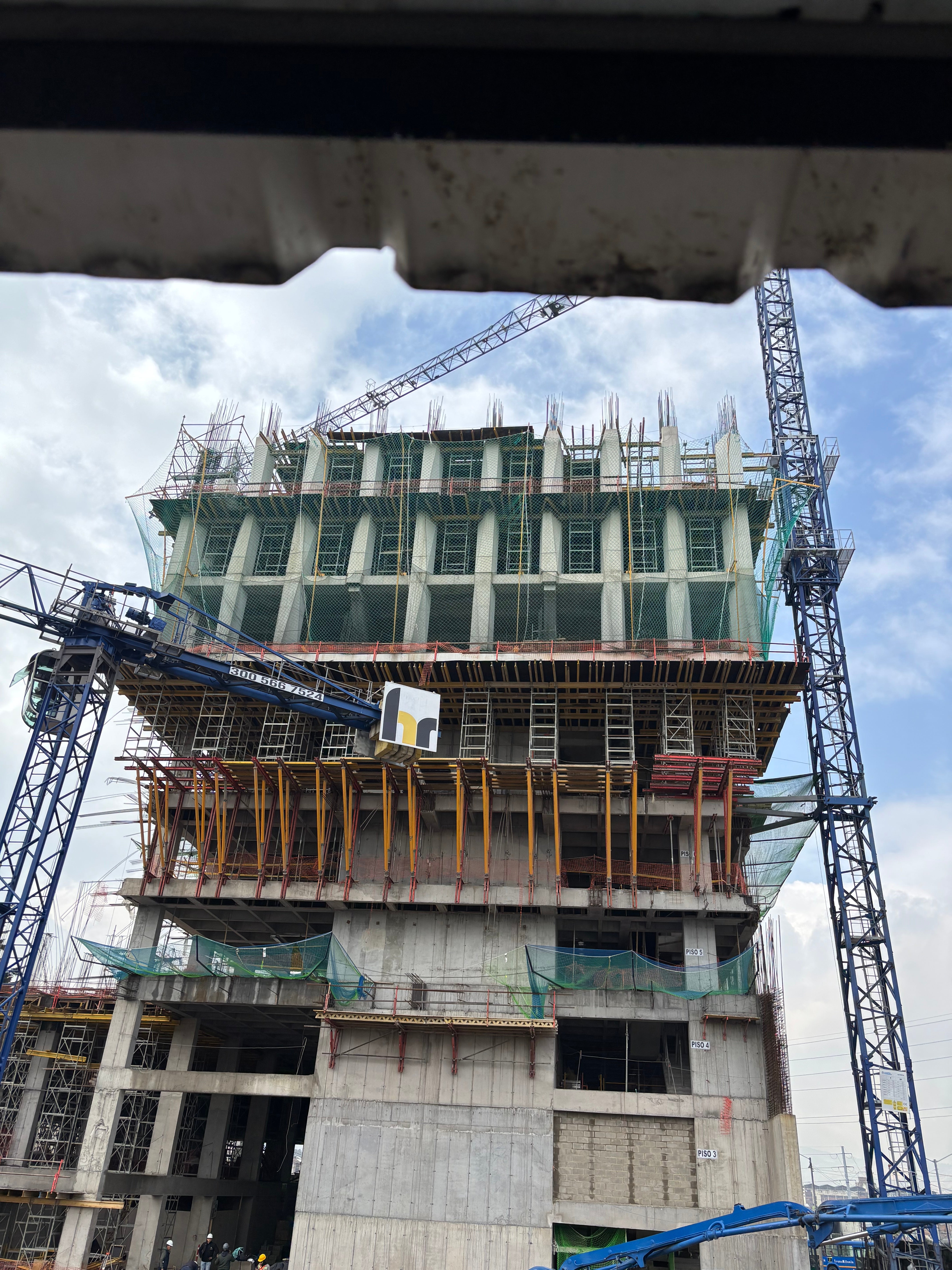 Torres de carga ST-100 en conjunto conencofrado para losas MULTIFLEX y encofrado para columnas VARIO VT-20 