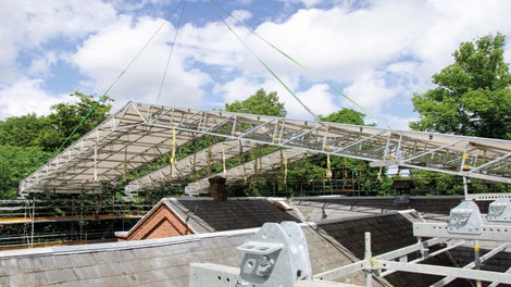 护顶棚可以搭建成可移动和固定的型式，可移动的防护顶棚能够轻易打开和闭合，方便材料运输。