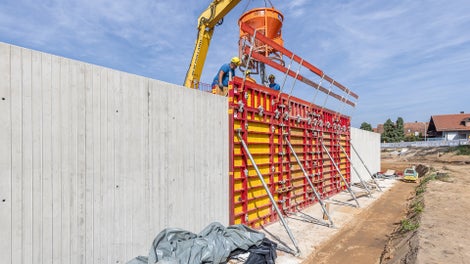Wichtiger Bestandteil des Hochwasserschutzes Zeitlarn ist eine 1.900 m lange und bis zu 4 m hohe Schutzwand aus Stahlbeton, welche den Ort nach Süden und Westen hin zum möglichen Überschwemmungsgebiet abgrenzt.