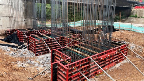 El versátil encofrado LIWA empleado para cimentaciones y estribos.