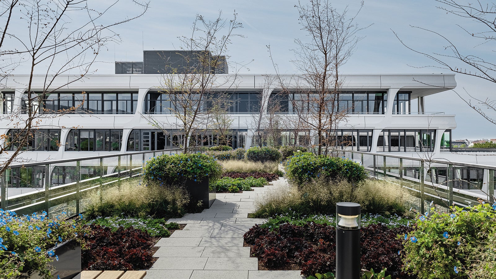 Během cca 16 měsíců trvající stavby nové centrály HeidelbergCement bylo nasazeno téměř 97 500 m2 bednění včetně speciálních bednicích dílců PERI vyrobených na míru projektu. (Foto: Thilo Ross)