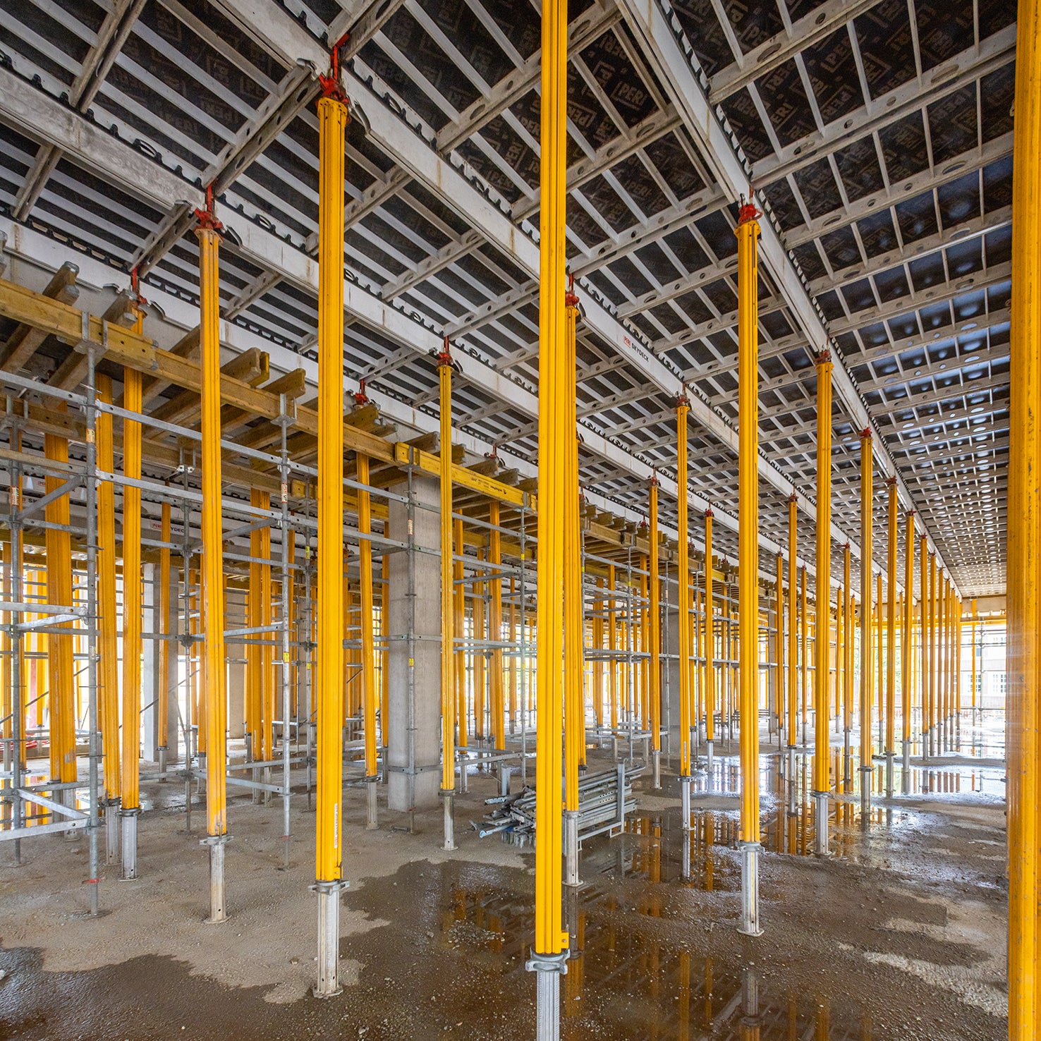 Die leichten und handlichen Systeme aus Aluminium, SKYDECK und MULTIPROP, sorgten für eine rasche Taktfolge bei der Herstellung der Geschossdecken.