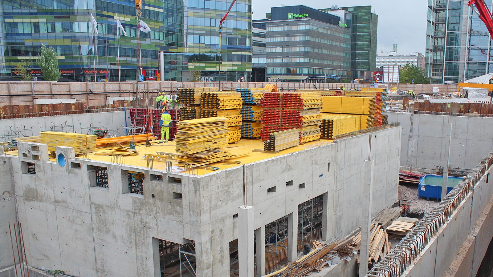 Kirjasto tulee valmistuessaan täyttämään lähes koko tontin, joten säilytystilaa rakennustarvikkeille ja -muoteille ei juuri ole. Logistiikka on suunniteltava tarkasti etukäteen.