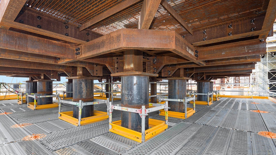 A nyílások és csőáttörések rendszer járótáblákkal, korlátokkal és láblemezekkel vannak körbeépítve. 