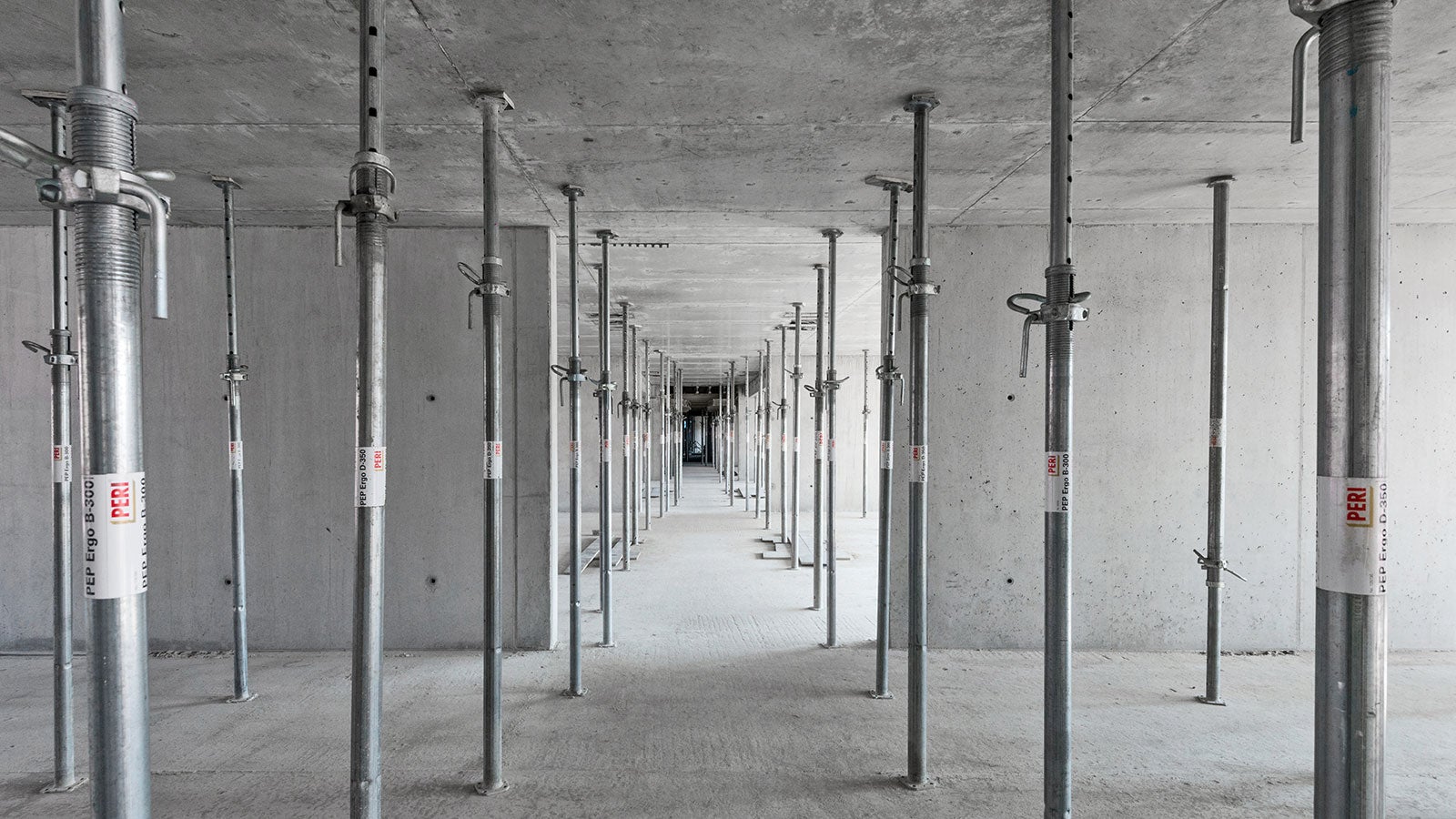 Nowe, lekkie (tylko 14 kg) podpory PEP Ergo B-300 w układzie podparcia wtórnego, w oddali widać efekt regularnego systemu MAXIMO na ścianach pokojów