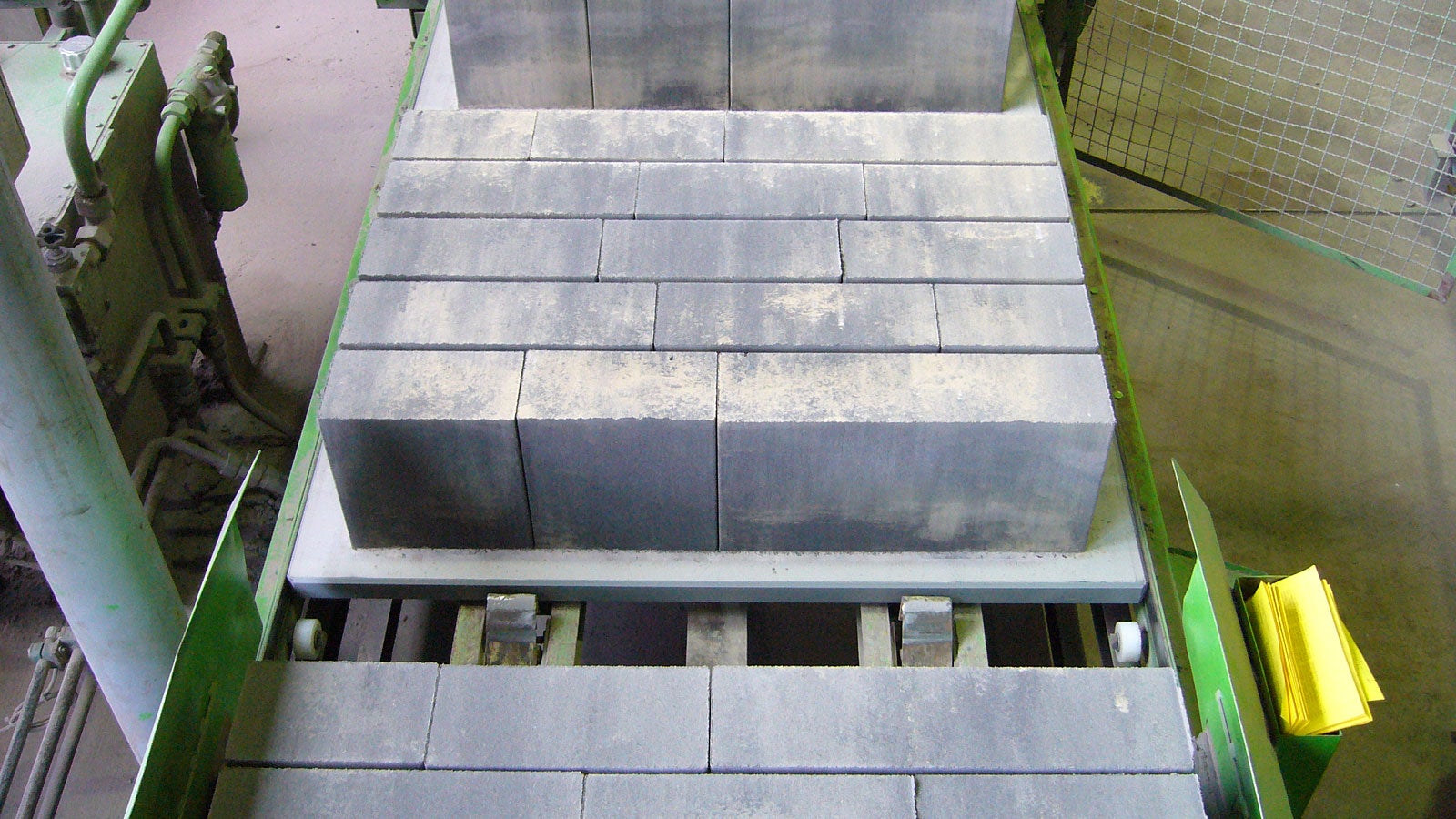 The low net weight of the PERI Pave production pallet leads to energy savings during the transportation through the machine cycle. Cycle times are reduced as there are no withdrawal plates, so this increases the efficiency of production.