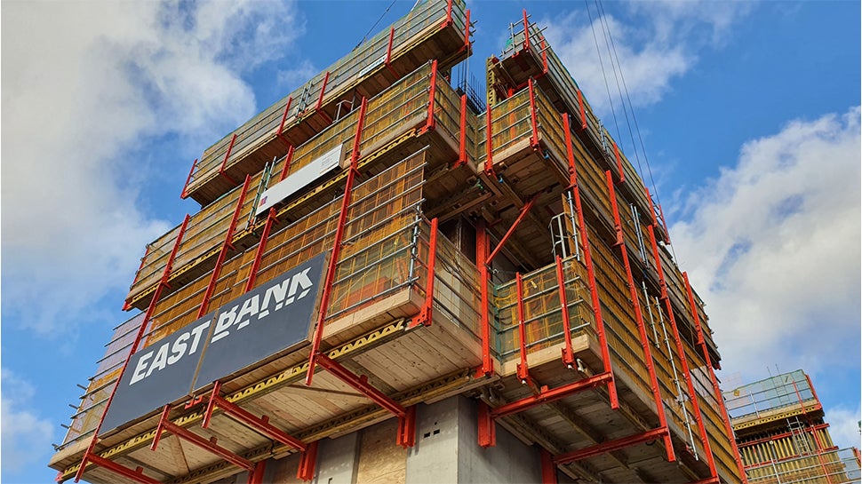 The moving unit is connected at all times to the building by means of a climbing shoe.