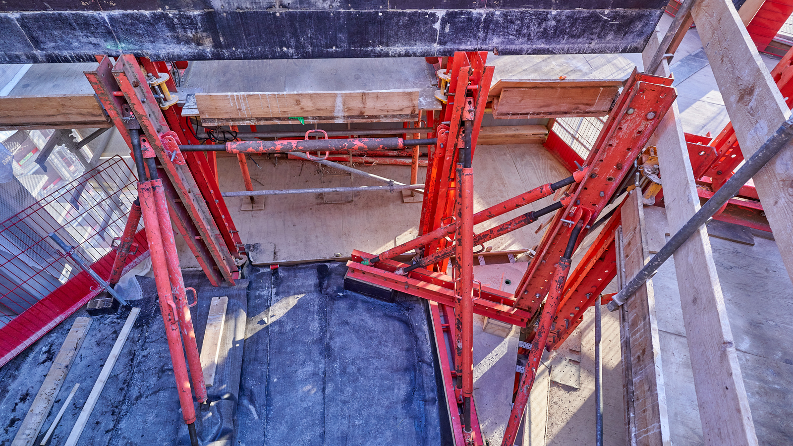 Dankzij de mobiele klimhydrauliek kunnen het platform en de klimbeschermingspanelen zonder kraan naar de volgende verdieping klimmen.