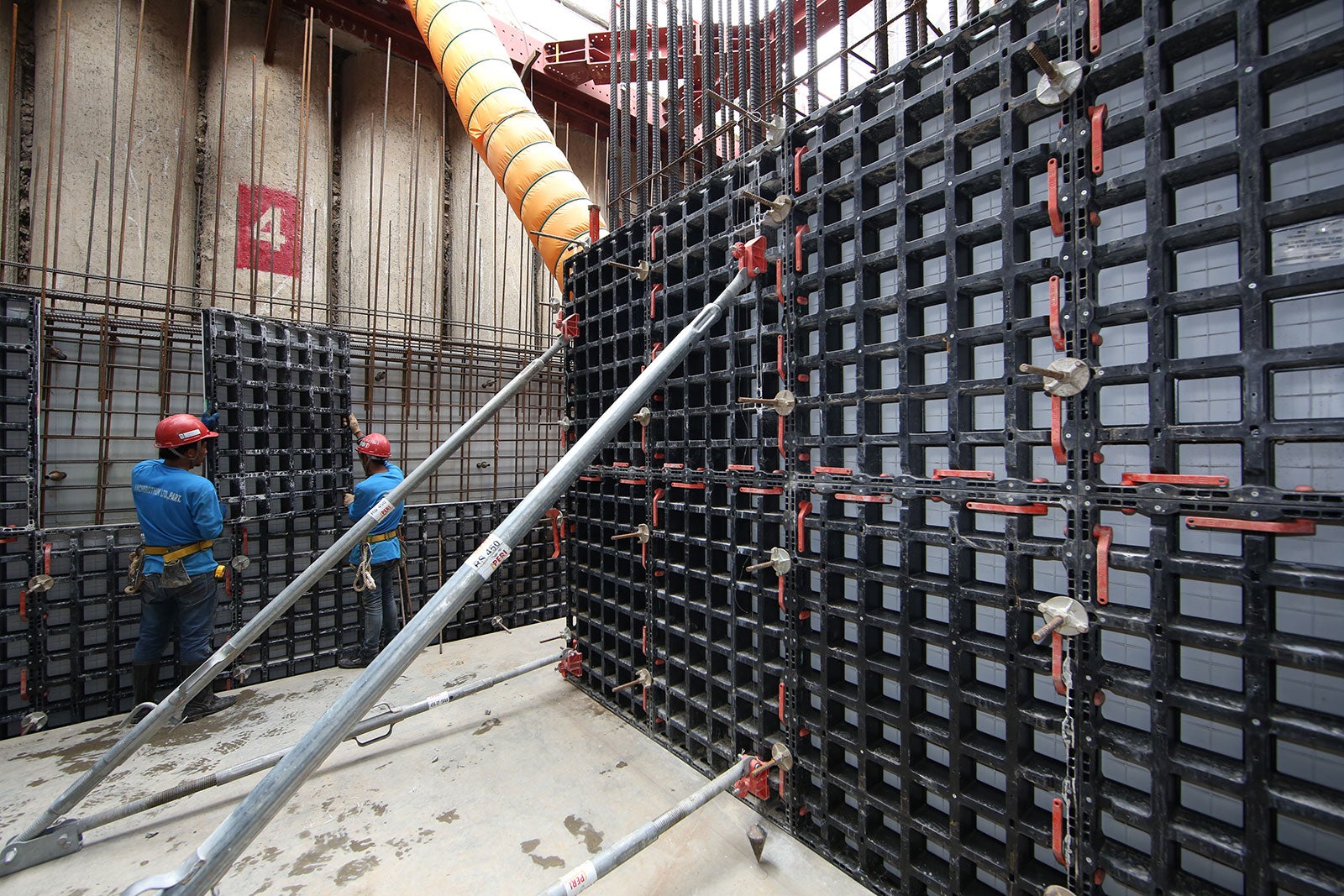 New Luxurious condominium just in front of Lumpini Park 