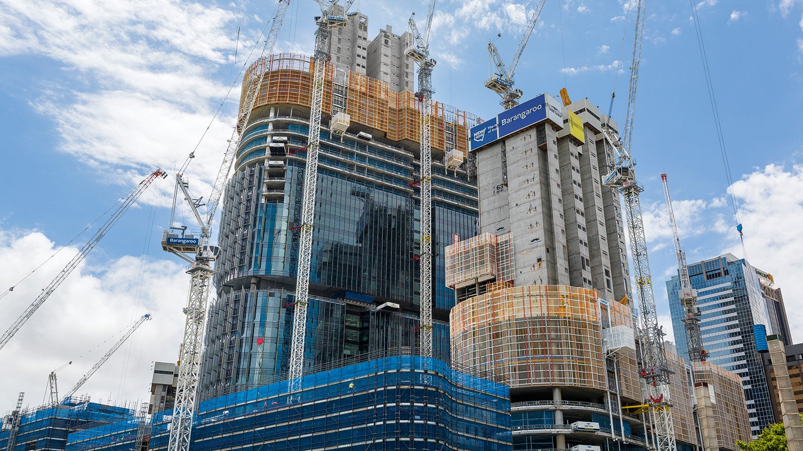 PERI Provided LPS for the safety screens, each building requires approximately 240 lineal meters. Some of the difficulties faced where in the varying floor heights which change from 3.8m to 4.2m to 5.5m, meaning provisions have been made to allow for flaps to be positioned at different heights.