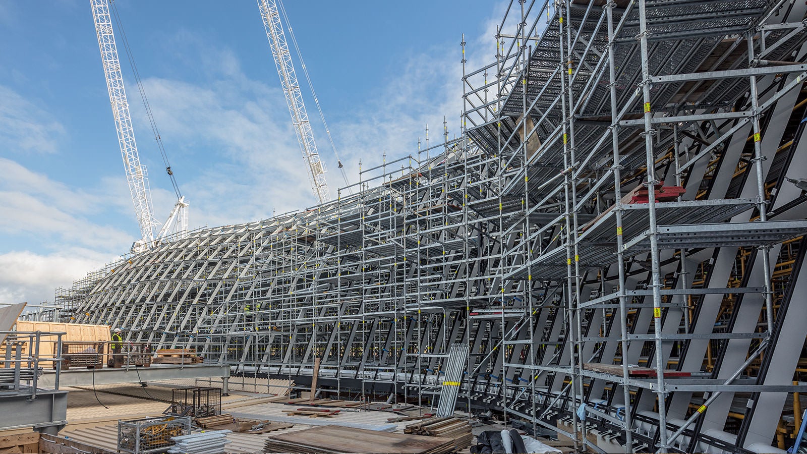 The PERI UP Flex Modular Scaffolding was adapted to suit the complex-shaped glass roof structure: all working areas could be easily and safely reached while every load transfer was optimally planned. (Photo: David McArthur Parallax Photography)