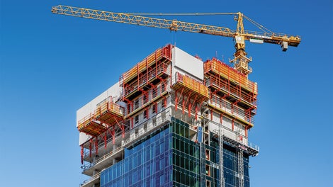 针对这个新地标性建筑，派利工程师使用RCS导轨爬架系统提供了爬模方案，确保了即使在强风下,系统依然能够可靠顶升。