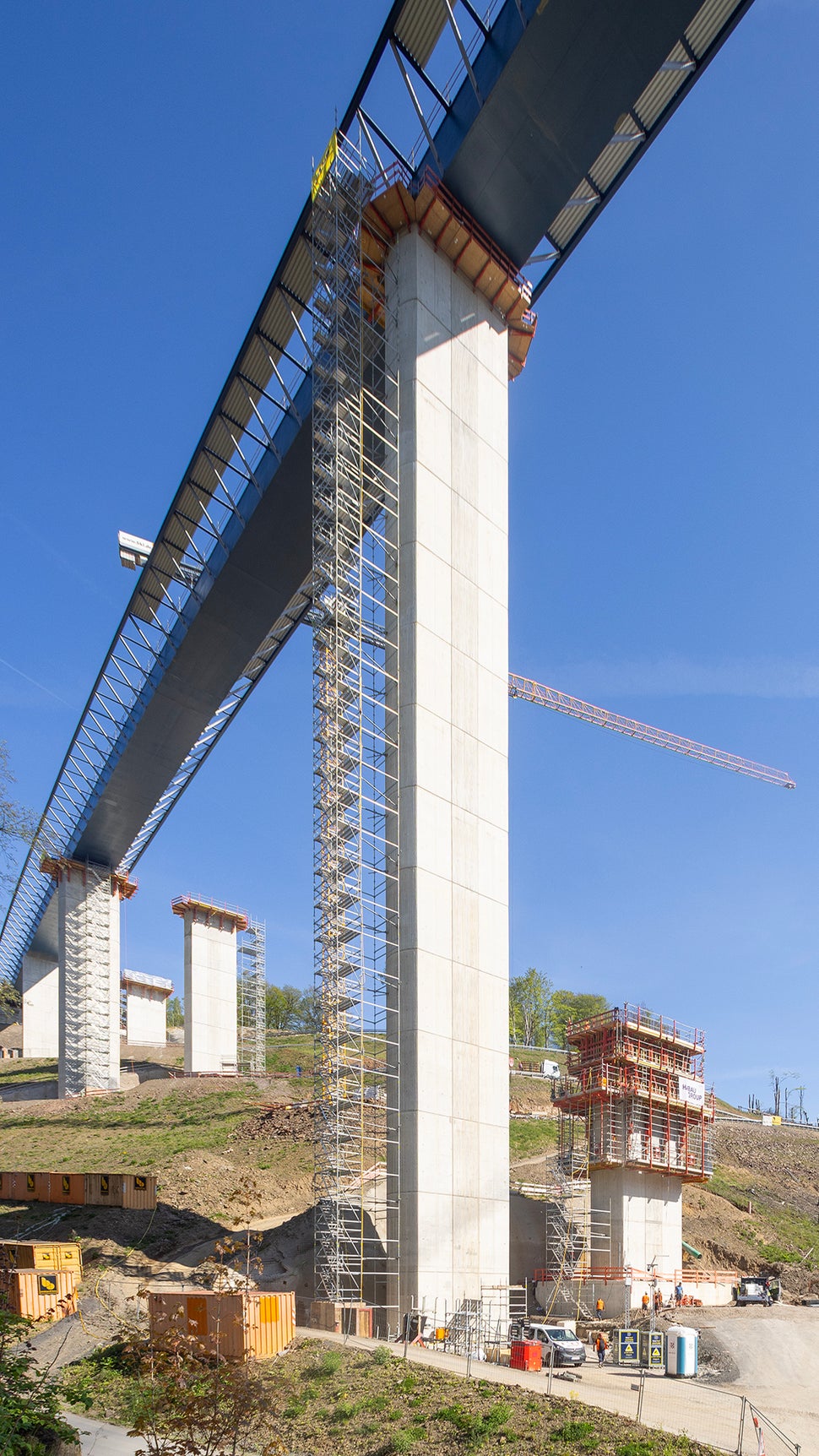 Vier bis zu 70 m hohe Pfeilerpaare tragen die über 450 m lange Autobahnbrücke über das eng bebaute Tal der Rahmede und die Altenaer Straße nördlich von Lüdenscheid.