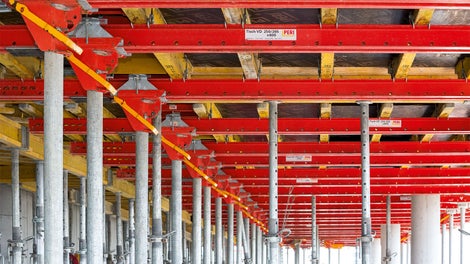 Bei beiden Hochhaustürmen konnten mit den VARIODECK Deckentischen große Deckenflächen mit bis zu 50 cm Stärke in kurzer Zeit geschalt werden.