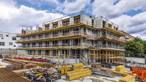 Pri výrobe prefabrikovaných balkónov bol nasadený nosníkový systém debnenia MULTIFLEX s priehradovými nosníkmi GT 24.