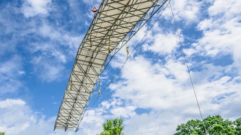 Når overdækningen er samlet på jorden i elementer, kranes disse på plads