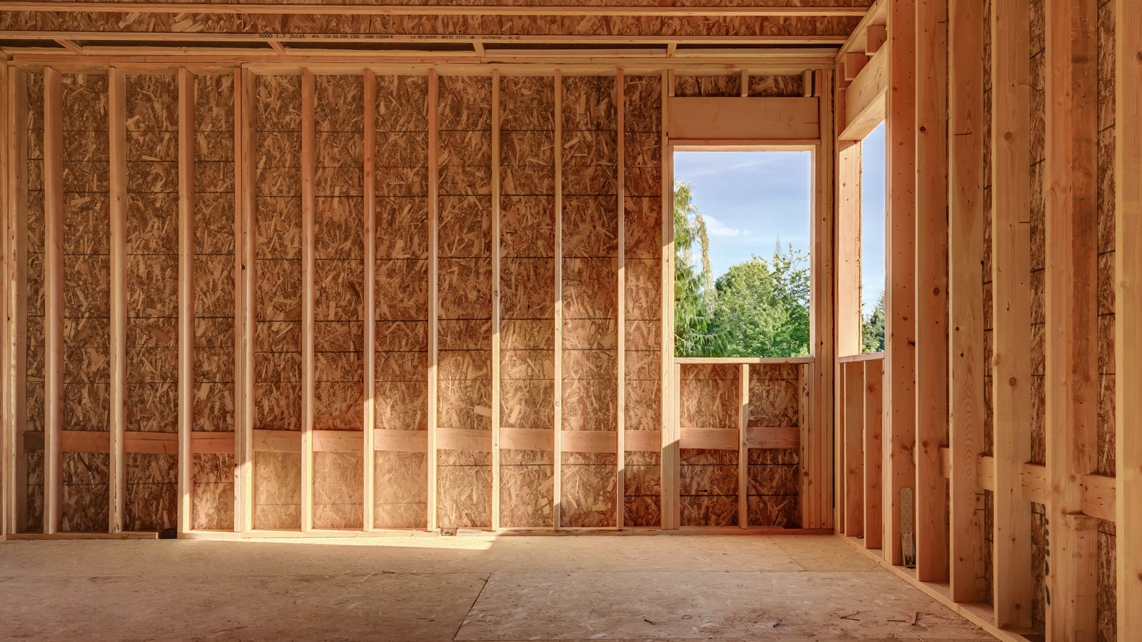 Im konstruktiven Holzbau werden überwiegend Rohsperrhölzer und OSB-Produkte verwendet.