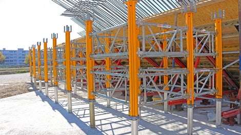 Une structure en filières acier/vérins à vis assure l&#039;inclinaison exacte et sert de support au coffrage.<br/>Les premières tours MULTIPROP sont posées pour un soutien ultérieur.