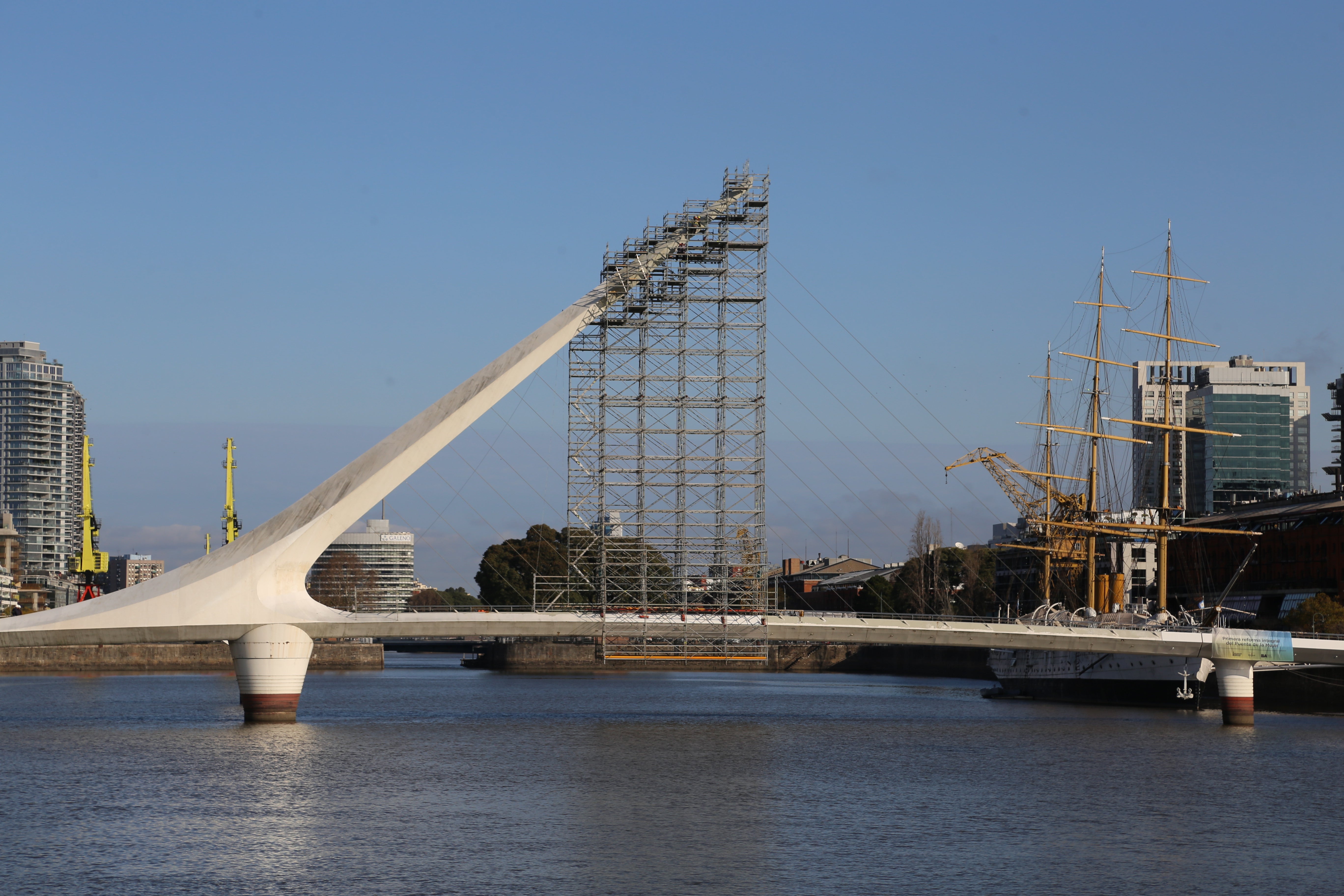 Emplazada en el centro porteño, Según el propio creador, el espíritu que evoca el puente es el de “una pareja bailando el tango”. El mástil representa al hombre que sostiene mediante cuerdas la curvatura central que simboliza a la mujer.