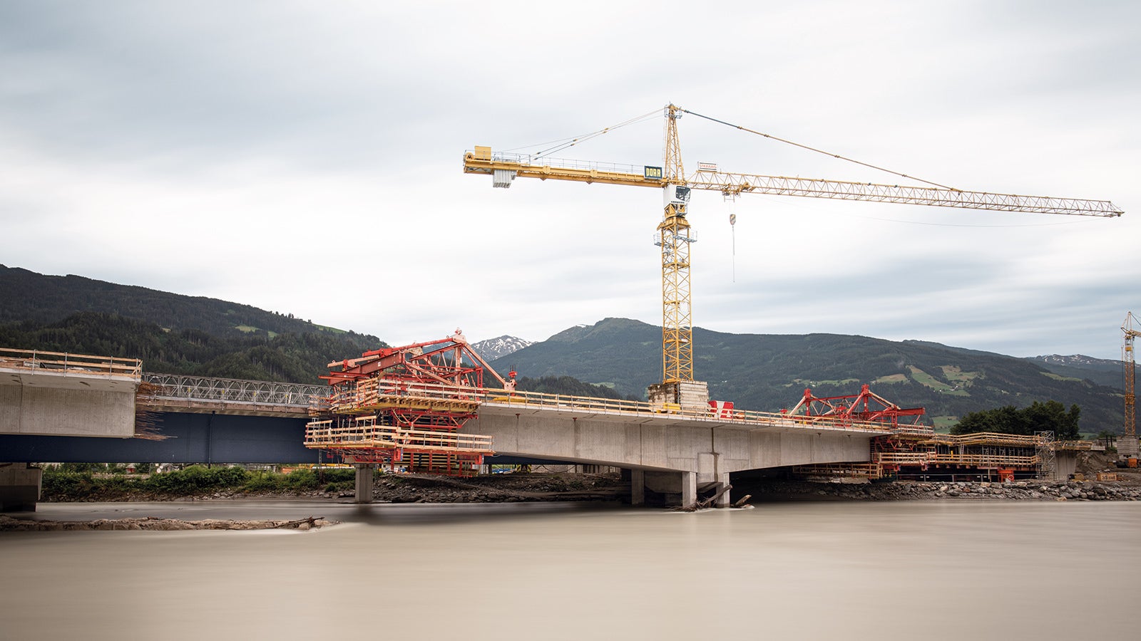 The project was carried out using the balanced cantilever construction method and the VBC&amp;nbsp;Balanced&amp;nbsp;Cantilever&amp;nbsp;Carriage. The rentable system components of the VARIOKIT&amp;nbsp;Engineering&amp;nbsp;Construction&amp;nbsp;Kit provided the basis for this. (Photo: Günther Bayerl)