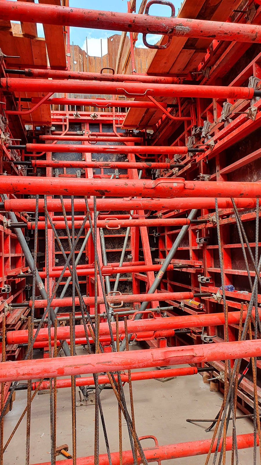 Szybkie w rotacji kozły oporowe SB oraz wysokonośne rozparcia przeciwległych ścian jednostronnych w podziemnej części Segmentu 1.