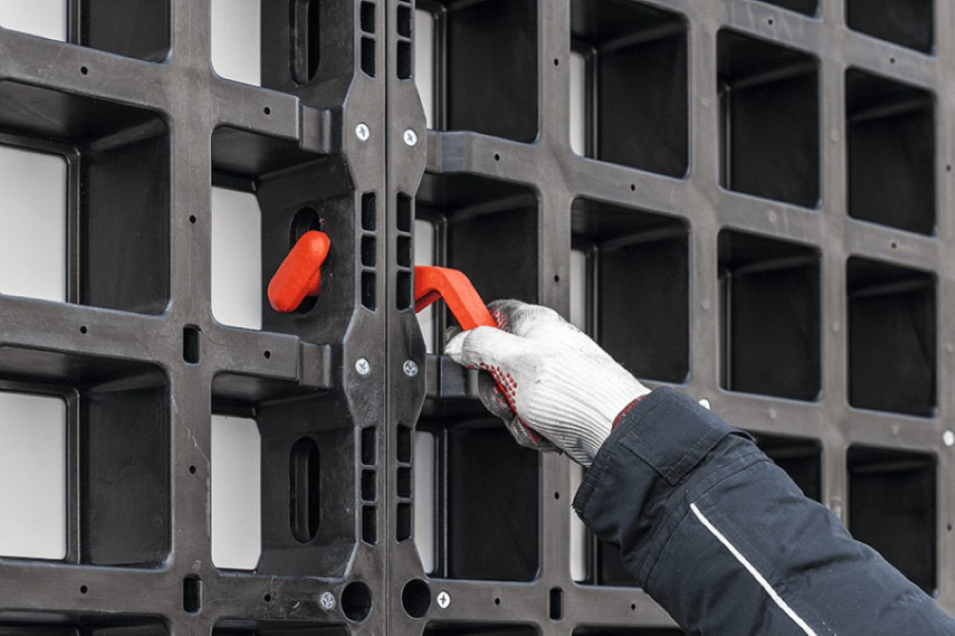 Avec un nombre minimum d'éléments standards différents, le système DUO permet de coffrer efficacement les voiles, les dalles et les poteaux. <br/>