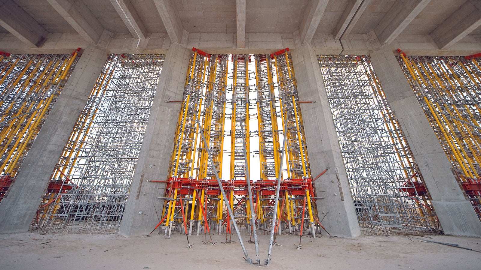 The modular MULTIPROP system and the ST 100 stacking towers were ideally combined. Rentable SRZ and SRU steel walers taken from the VARIO wall formwork programme were used for load distribution.