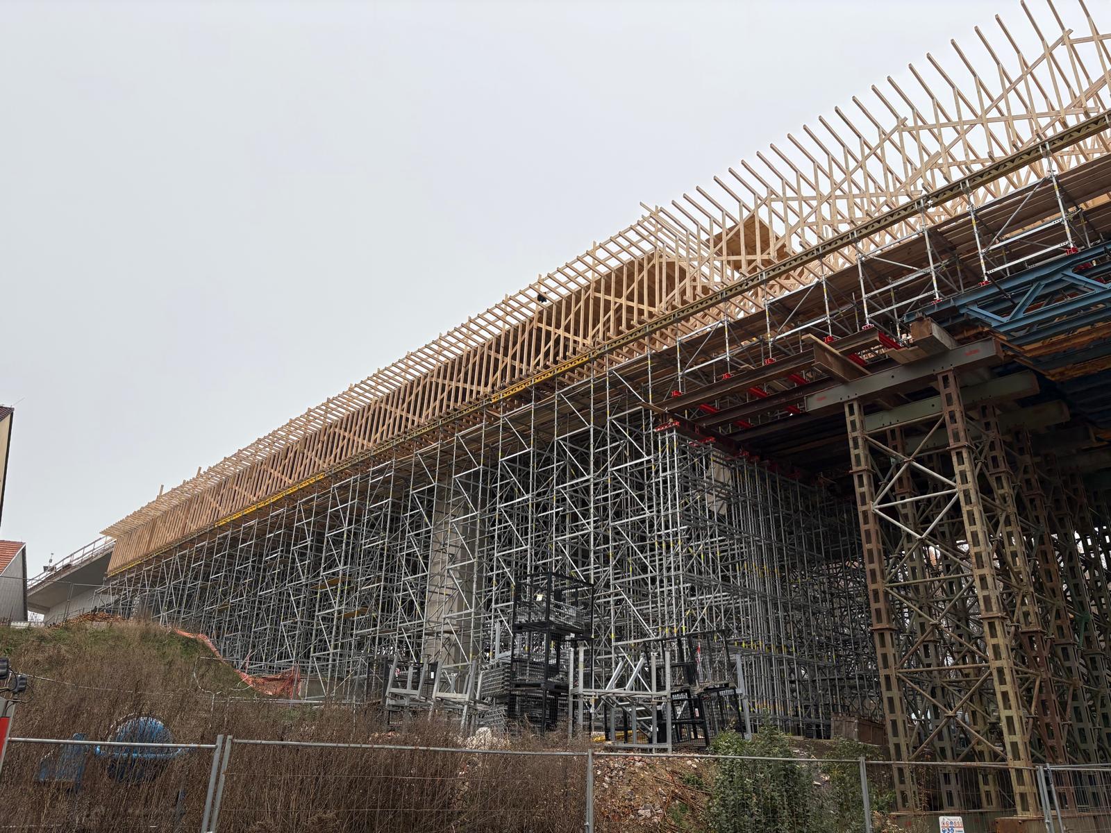 Naše realizace mostu přes údolí Šternberského potoka získala ocenění od Českomoravské komory lešenářů