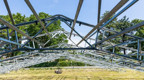 Forudmontering af LGS 75 overdækningselementer på jorden, før de kranes på plads.