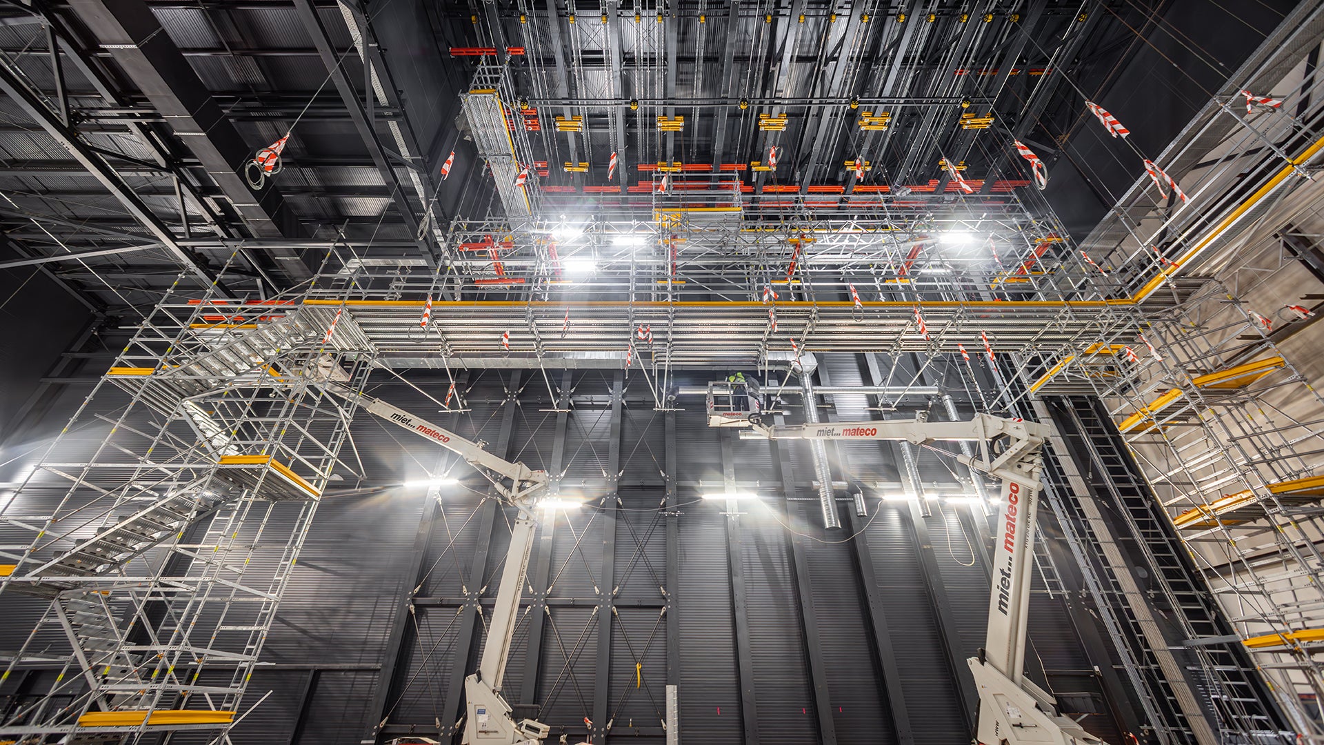 Der PERI UP Gerüstbaukasten erschließt auch die ganze Höhe des Bühnenraums.