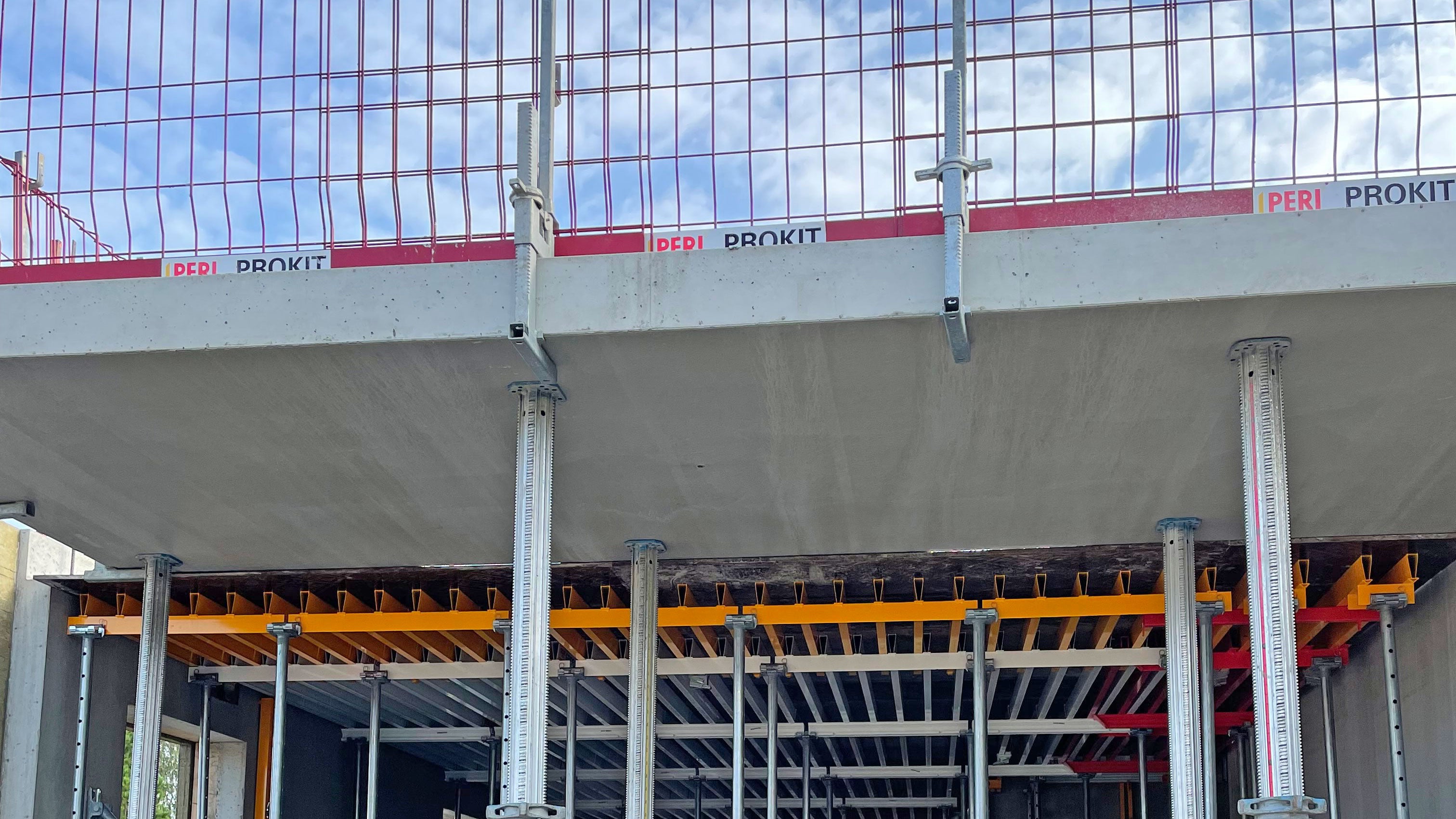 GRIDFLEX on omiaan asuinrakennuksissa ja kerrostalokohteissa. Vakioelementti painaa vain 20 kg, ja se asennetaan paikoilleen GF-asennussauvan avulla alhaalta käsin, jonka jälkeen elementit tuetaan paikoilleen holvituilla. 