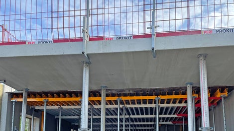 GRIDFLEX on omiaan asuinrakennuksissa ja kerrostalokohteissa. Vakioelementti painaa vain 20 kg, ja se asennetaan paikoilleen GF-asennussauvan avulla alhaalta käsin, jonka jälkeen elementit tuetaan paikoilleen holvituilla. 