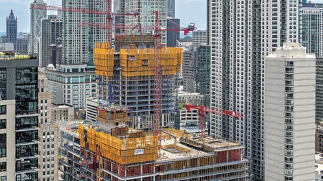 Das PERI Selbstklettersystem sorgte für einen schnellen und sicheren Aufbau der Turmkerne. Das Klettersystem minimierte durch simultanes Klettern der Plattformen auf der Innen- und Außenseite Absturz- und Stolperkanten und erhöhte somit die Sicherheit für das Baustellenteam. Zudem ermöglichte der leistungsstarke Zylinder eine schnelle Klettergeschwindigkeit von gerade einmal 20 Minuten pro Stockwerk, was zu Kosten- und Zeiteinsparungen führte.