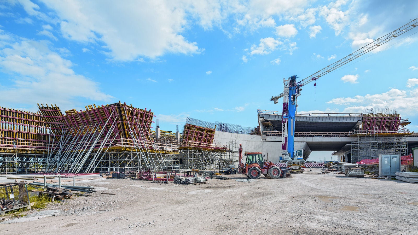 Per dare forma alla particolare architettura, gli ingegneri della filiale italiana di PERI hanno studiato per l’impresa esecutrice una soluzione completa ed economicamente conveniente, comprendente la scelta, la progettazione e la fornitura di pannelli di rivestimento e casseforme standard e personalizzate