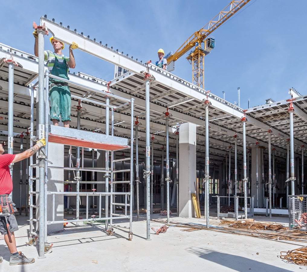 Der SKYDECK Aufbau mit Längsträgern und Paneelen sorgt für eine systematische Montagefolge und schafft Freiraum unter der Schalung.