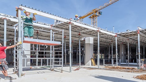 Der SKYDECK Aufbau mit Längsträgern und Paneelen sorgt für eine systematische Montagefolge und schafft Freiraum unter der Schalung.