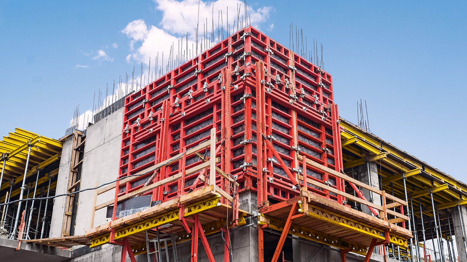 Новый кардиохирургический центр в Самаре – это современное медицинское учреждение, оснащенное высокотехнологичным оборудованием и способное осуществлять около 11,5 тыс. кардиохирургических операций в год.