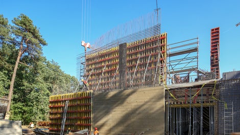 Fragment elewacji zewnętrznej wykonanej w deskowaniu VARIO VT 20K z fakturą poziomej deski sosnowej o szer. 25 cm.