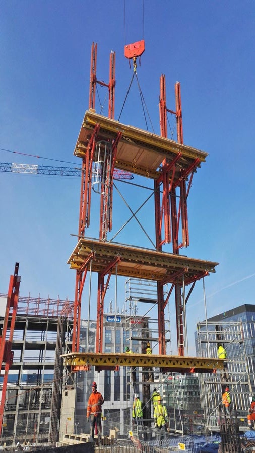 Jedna z pierwszych jednostek RCS, służąca do wspinania deskowania ścian TRIO - tuż przed zawieszeniem w szachcie budynku.