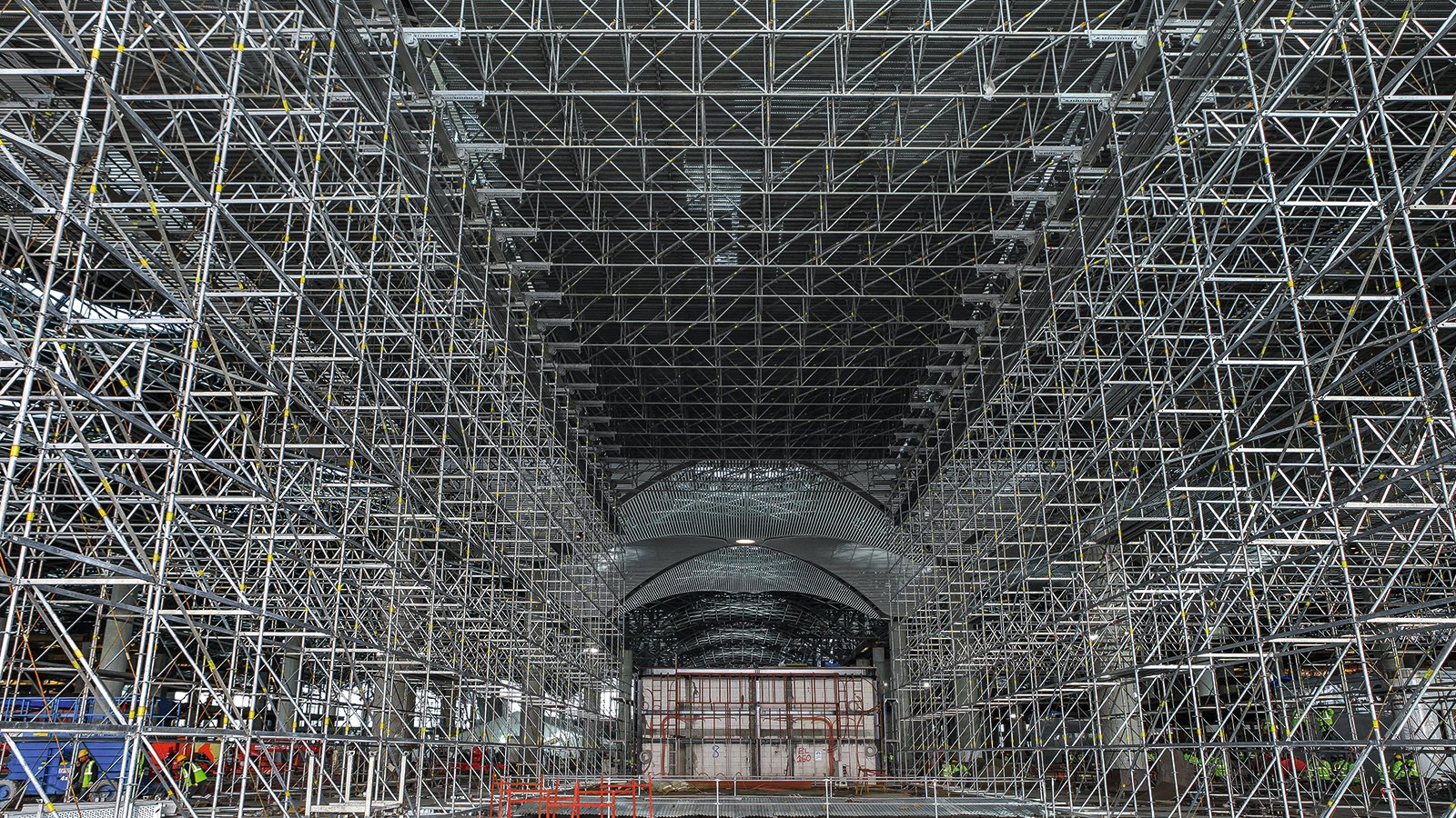 С помощью ферм высокой несущей способности из лесов PERI UP Flex можно возводить конструкции больших пролетов для укрытия морских судов во время ремонта. Это позволит проводить работы вне зависимости от погодных условий. 