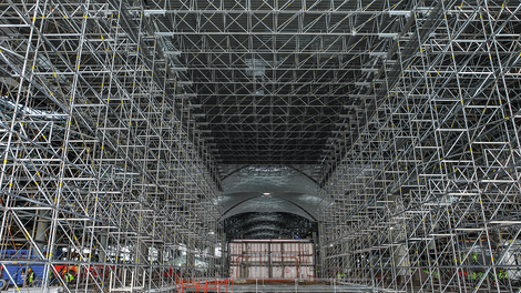 С помощью ферм высокой несущей способности из лесов PERI UP Flex можно возводить конструкции больших пролетов для укрытия морских судов во время ремонта. Это позволит проводить работы вне зависимости от погодных условий. 