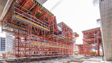 Between the V-shaped columns, the PERI solution was made up of six individual carriages that could be separated for relocation and striking.