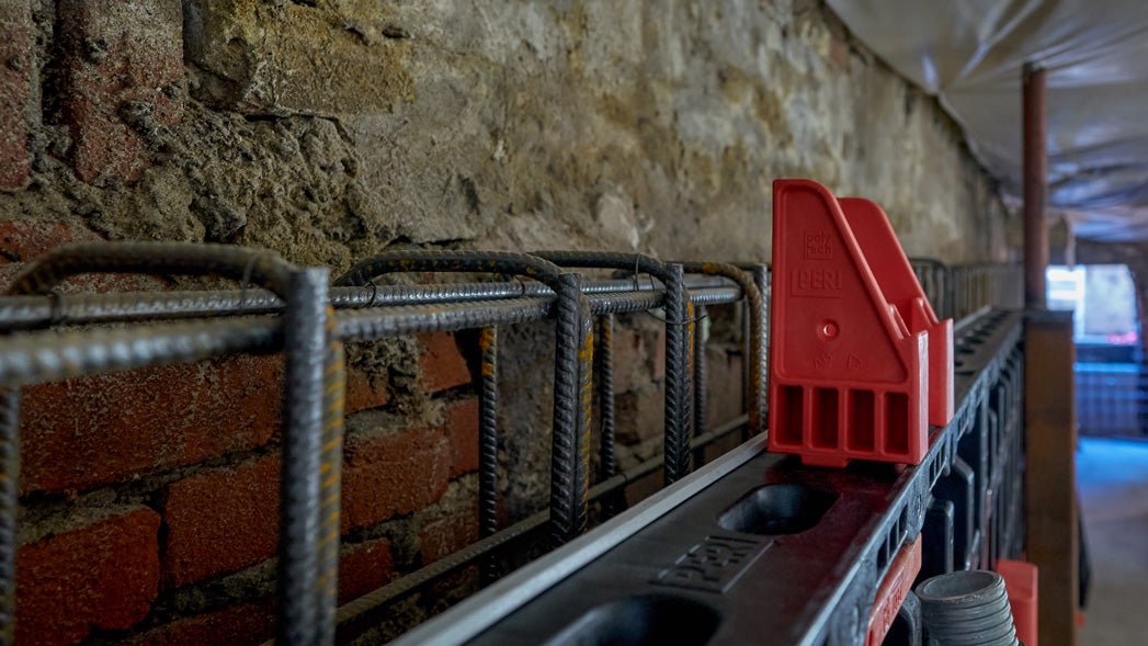 Met behulp van de optopadapters kunnen er losse stroken betonplex worden toegevoegd om aan de juiste hoogte te komen.