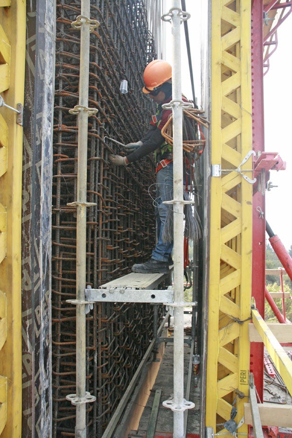 La trepa CB 240 ofrece la posibilidad de contraer la cimbra de muro 75 cm hacia atrás con el objetivo de realizar trabajos de colocación de acero, limpieza de panel, aplicación de desmoldante, etc. 