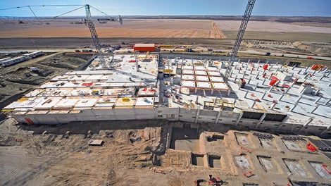 The up to 30 cm thick storey slabs were supported on 762 square-shaped reinforced concrete columns. Using 57 slab tables, an area totalling 2,800 m² could be realized every week.